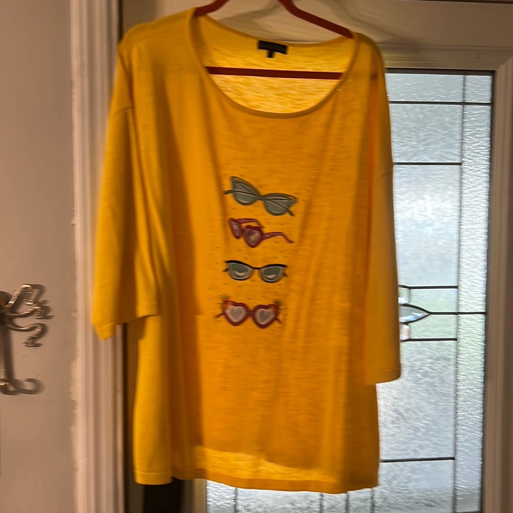 Sweater with cute appliqués
